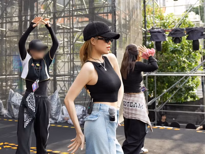 Hoàng Thùy Linh mặc trang phục trẻ trung, năng động gồm áo croptop cùng quần jean trong buổi tập luyện. Ảnh: FB Hoàng Thùy Linh.