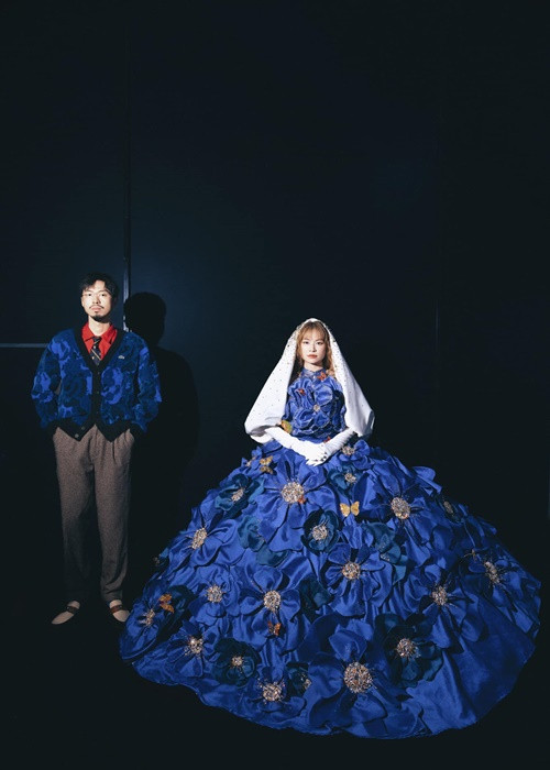 Hoàng Thùy Linh và Đen Vâu diện trang phục cùng tông màu. Ảnh: FB Hoàng Thùy Linh.