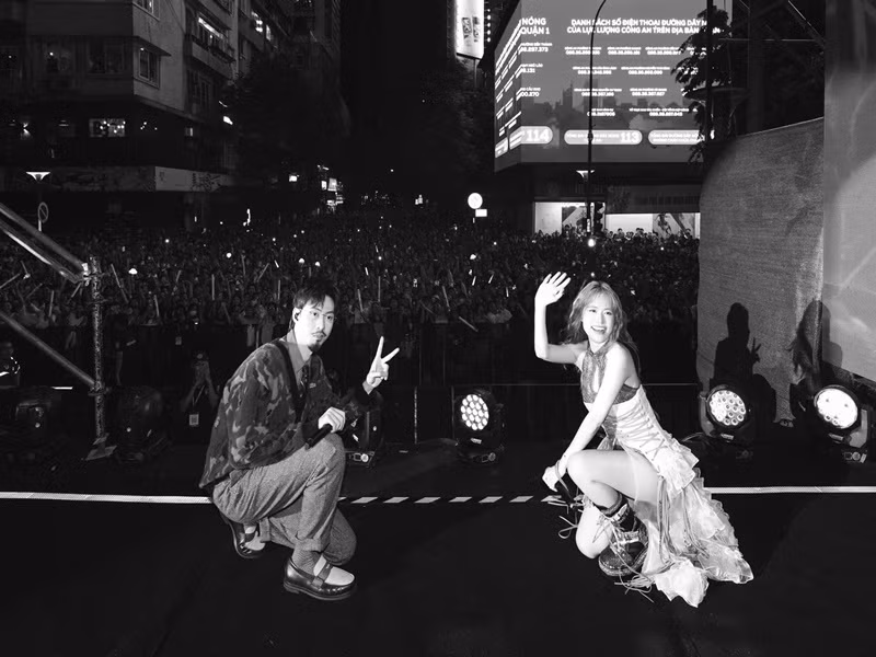 Hoàng Thùy Linh bị nghi có mối quan hệ tình cảm với Đen Vâu trong hơn 1 năm qua. Tháng 1/2023, cả hai bị đồn tổ chức lễ ăn hỏi. Đại diện của Đen Vâu cho biết, tin đồn sai sự thật. Còn người thân cận của Hoàng Thuỳ Linh chia sẻ trên Vietnamnet: "Tôi đã liên lạc với Linh để xác nhận vụ việc. Cô ấy khẳng định không có chuyện này". Ảnh: FB Hoàng Thùy Linh.