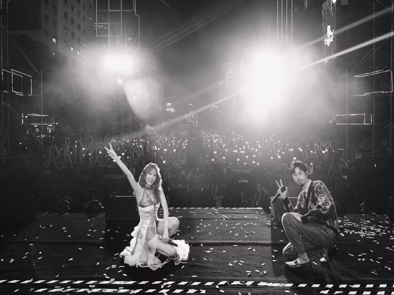 Cuối tháng 2/2024, theo nguồn tin của Phụ Nữ Mới, khoảng 0h ngày 28/3/2025, sau sự kiện ở Hà Nội, Đen Vâu về thẳng chung cư của Hoàng Thùy Linh. Đến 10h ngày 28/3/2024, Hoàng Thùy Linh cùng ê-kíp đi cùng Đen Vâu ra sân bay Nội Bài để về TP HCM. Từ sân bay ở TP HCM, Đen Vâu và Hoàng Thùy Linh cùng ngồi xe về chung cư của nữ ca sĩ ở Quận 7 (TP HCM). Ảnh: FB Hoàng Thùy Linh.