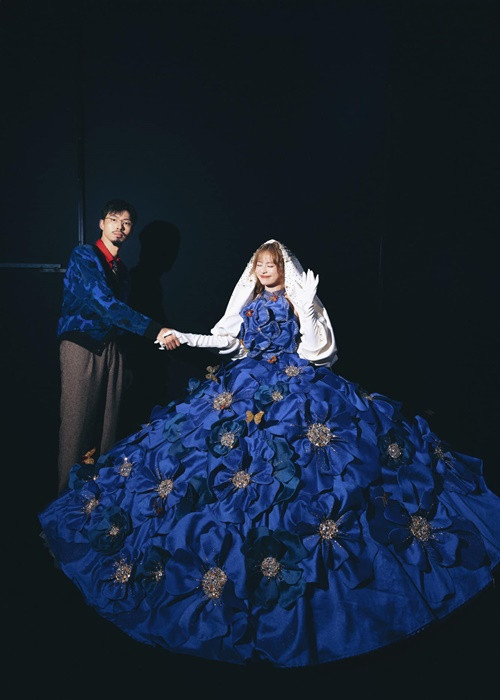 Nữ ca sĩ biểu diễn cùng rapper Đen Vâu trong đêm giao thừa. Ảnh: FB Hoàng Thùy Linh.