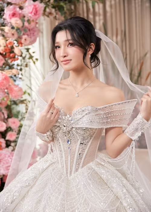 Á hậu 2 Miss World Vietnam 2022 còn đóng MV Vượt qua Everest của Isaac, làm giám khảo của cuộc thi Hoa hậu Đồng bằng Sông Cửu Long 2022. Ảnh: FB Phương Nhi.