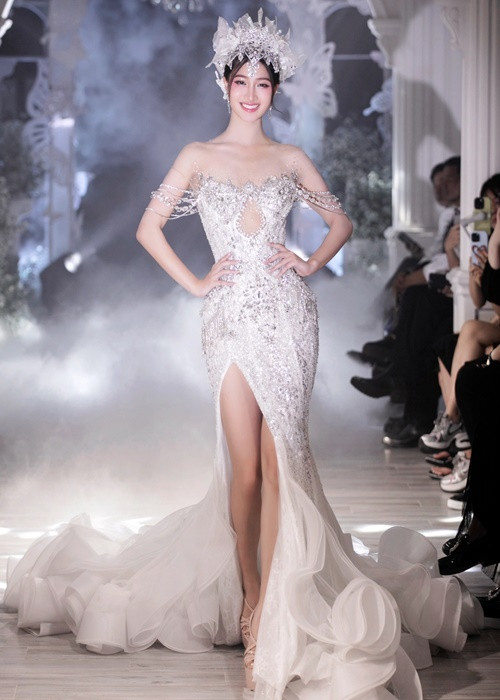 Phương Nhi khoe vóc dáng nuột nà gợi cảm trong chiếc váy cưới trễ vai, xẻ tà cao. Ảnh: Saostar.