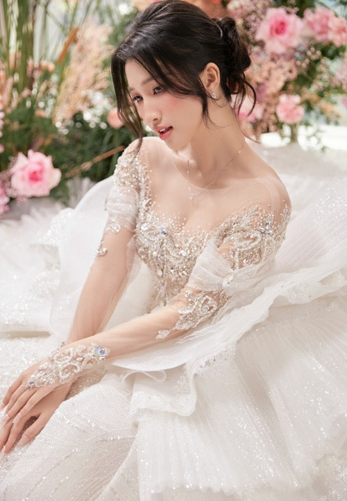 Phương Nhi hóa cô dâu vào tháng 8/2023. Ảnh: Vietnamnet.