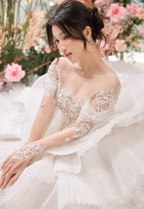 Phương Nhi hóa cô dâu vào tháng 8/2023. Ảnh: Vietnamnet.