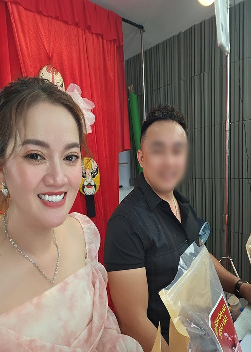 Con gái Vũ Linh được nhiều cư dân mạng ủng hộ việc kinh doanh online. Ảnh: FB Hồng Loan.