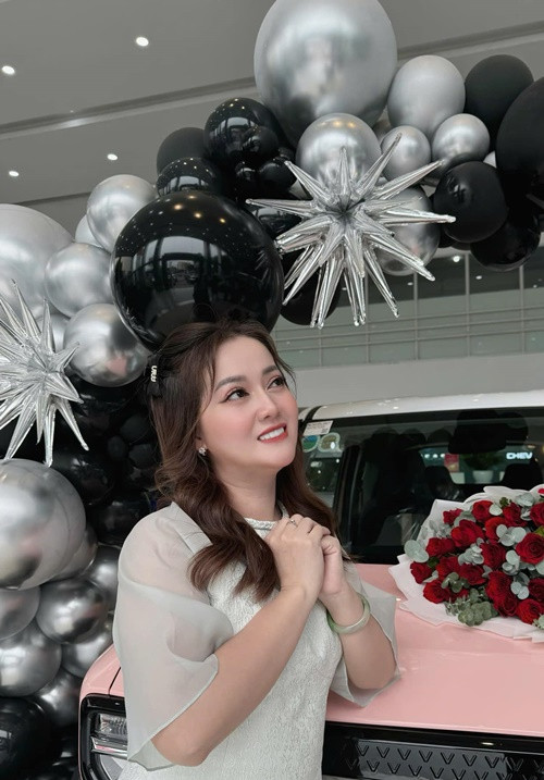 Gần đây, Hồng Loan khoe tậu xe hơi mới. Ảnh: FB Hồng Loan.