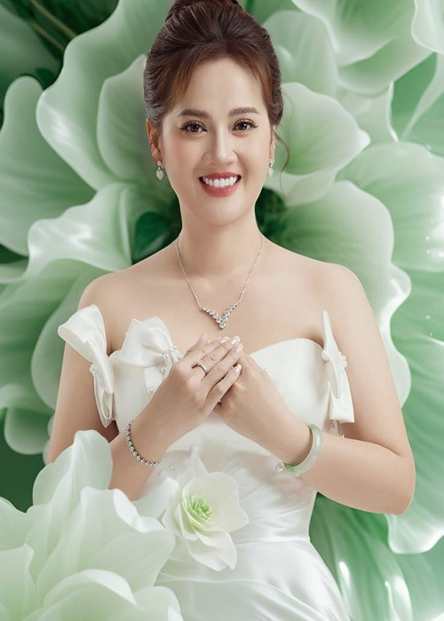 Con gái Vũ Linh "lột xác" ngoại hình sau khi được chú ý. Cô đã làm răng sứ, ăn mặc gợi cảm, trẻ trung hơn. Ảnh: FB Hồng Loan.