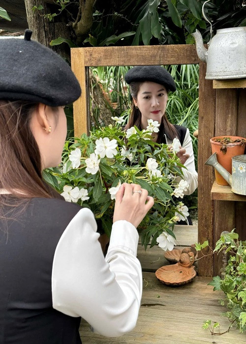 Khi NSƯT Vũ Linh qua đời, Hồng Loan mới lộ diện trước công chúng. Ảnh: FB Hồng Loan.