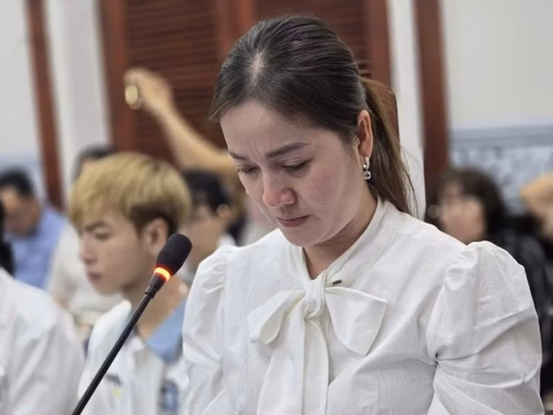 Mới đây, sau phiên sơ thẩm, Tòa án nhân dân (TAND) TP HCM tuyên Hồng Loan (trong ảnh) hưởng 85% tài sản của cố nghệ sĩ Vũ Linh, bà Hồng Nhung hưởng 15% tài sản. Hồng Loan là con gái nghệ sĩ Vũ Linh còn bà Hồng Nhung là em gái nam nghệ sĩ. Theo Tiền Phong, Hồng Loan sẽ kháng cáo. Ảnh: Tiền Phong.