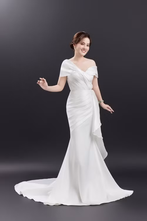 Hồng Loan thử sức ca hát, đóng phim. Ảnh: FB Hồng Loan.