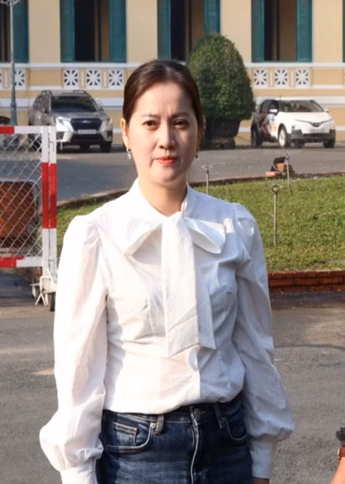 Hồng Loan vướng ồn ào mâu thuẫn với bà Hồng Nhung và Hồng Phượng - con gái bà Hồng Nhung sau khi nghệ sĩ Vũ Linh qua đời. Ảnh: Vietnamnet.