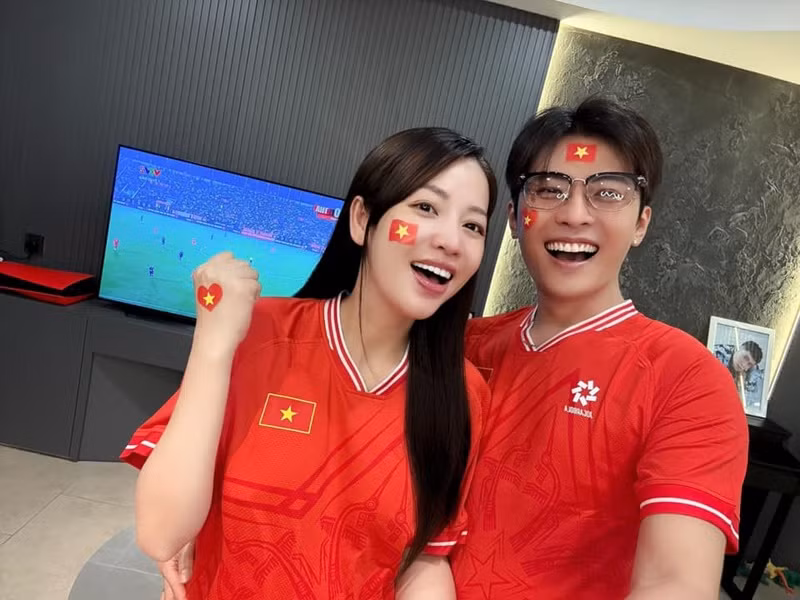 Vợ chồng Gin Tuấn Kiệt - Puka vỡ òa cảm xúc khi đội tuyển Việt Nam thắng. “Thắng rồi. Cùng chờ trận chung kết cuối thôi. Việt Nam cố lên”, Puka viết. Ảnh: FB Puka.