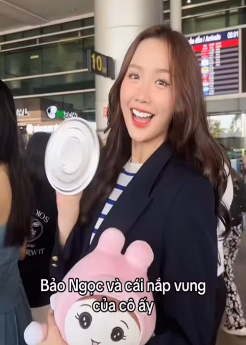 Hoa hậu Bảo Ngọc hài hước chia sẻ sau chiến thắng của đội tuyển Việt Nam. “ Tôi: Đăng bài nhắc nhở mọi người đi bão an toàn, văn minh, chấp hành đúng pháp luật. Cũng là tôi năm 2018: Góp sức gỡ cái cờ treo ở sân trường rồi cầm nồi niêu xoong chảo đi phá làng phá xóm”. Ảnh: FB Bảo Ngọc.