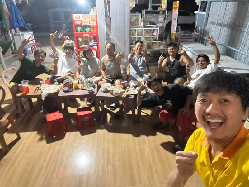 Quách Ngọc Tuyên đăng ảnh cùng ê-kíp Lật mặt 8 xem trận đấu trên phim trường. Ảnh: FB Quách Ngọc Tuyên.