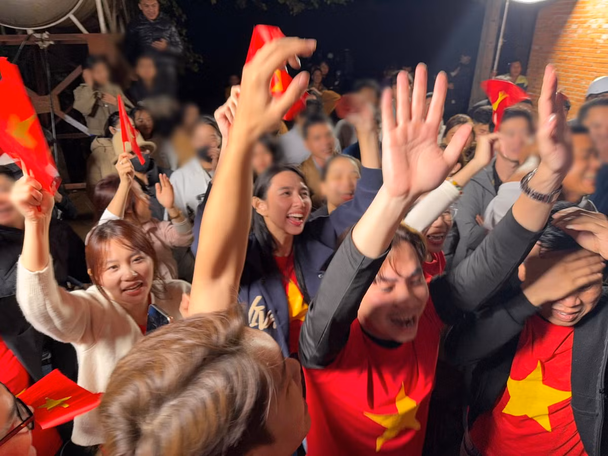 Thùy Tiên, Quang Linh Vlogs và Hằng Du Mục vỡ òa trong cảm xúc khi đội tuyển Việt Nam giành chiến thắng. Ảnh: FB Thùy Tiên.