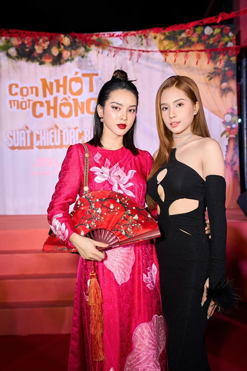 Quỳnh Lương và Thiên An đọ sắc khi dự thảm đỏ một buổi ra mắt phim. Ảnh: FB Thiên An.