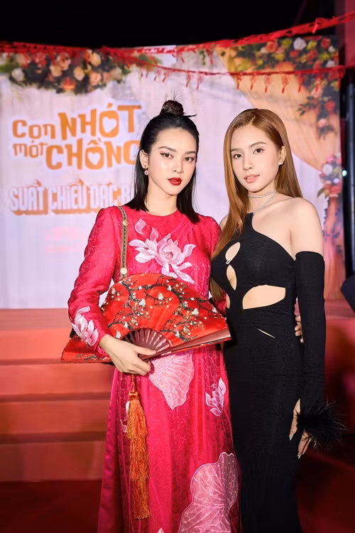 Quỳnh Lương và Thiên An đọ sắc khi dự thảm đỏ một buổi ra mắt phim. Ảnh: FB Thiên An.