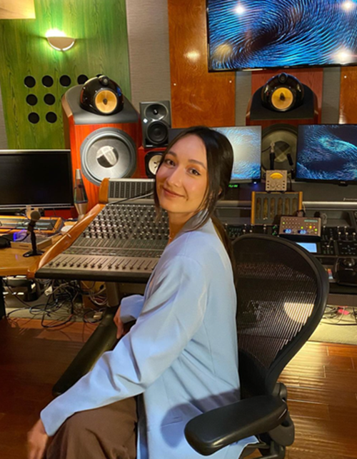 Anna Trương là một trong số các con của sao Việt nối nghiệp bố mẹ. Con gái của Anh Quân hiện tại là ca sĩ, nhà sản xuất âm nhạc hoạt động và làm việc ở Mỹ. Theo ca sĩ Mỹ Linh, Anna là một trong những kỹ sư phối nhạc cho phim Frozen 2. "Anna phụ trách mix phần nhạc phim cho 10 thứ tiếng trong đó có cả phiên bản Việt", Mỹ Linh cho biết. Ảnh: Instagram Anna Trương.