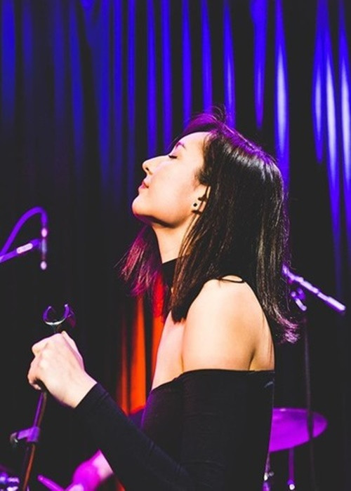 Anna từng cho ra mắt một album nhạc cũng như thỉnh thoảng lên sân khấu biểu diễn với vai trò ca sĩ. Ảnh: Instagram Anna Trương.