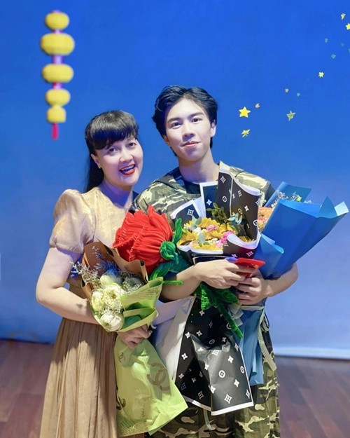 Vân Dung không khỏi tự hào về con trai. Cô chia sẻ trên Dân Việt: “Tôi luôn nói với con, con phải tự làm mọi việc và tự chịu trách nhiệm với những việc mình đã làm. Những thành công của Long Vũ hôm nay là sự nỗ lực tự thân của con và tôi rất tự hào về điều đó". Ảnh: Thể Thao Văn Hoá.