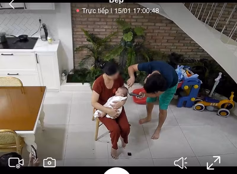 Trường Giang rất chiều chuộng các con. Nam danh hài thường tự tay cắt tóc cho hai con ở nhà.