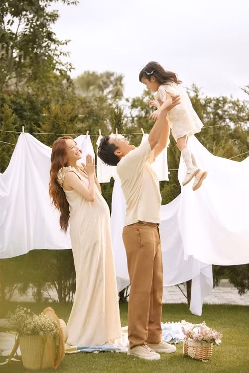 "Tôi đi làm vào ban ngày, có những lúc quay liên tục từ sáng tới khuya. Nhưng may mắn là các phim đều quay ở Sài Gòn. Tôi cứ sáng đi khuya về, miễn sao đêm về phải ôm con. Tôi không bao giờ xa con vào ban đêm. Còn nếu phải đi quay xa thì sẽ ôm con theo. Tôi tranh thủ chăm sóc con mỗi khi có thời gian rảnh", Nhã Phương bày tỏ.