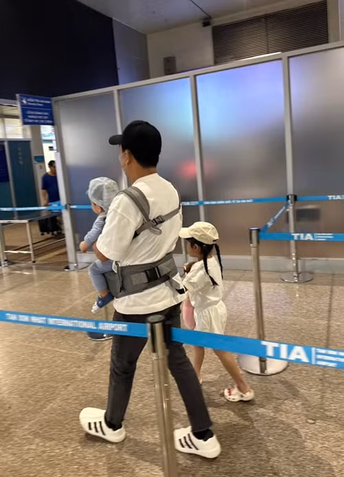 Trường Giang một mình đưa hai con về quê khi Nhã Phương bận công việc.