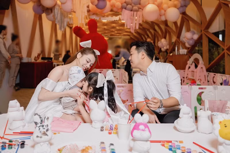 Chia sẻ trên Vietnamnet, Nhã Phương cho biết, cô muốn được theo sát từng giai đoạn phát triển của con.