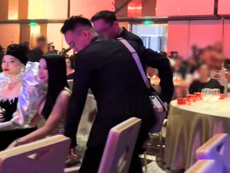 Tháng 12/2024, mối quan hệ giữa Diệp Lâm Anh và Đức Phạm gây chú ý khi tại một sự kiện, Diệp Lâm Anh ngồi trước, sau đó Đức Phạm chủ động ngồi cạnh vợ cũ. Ảnh: Phụ Nữ Pháp Luật.