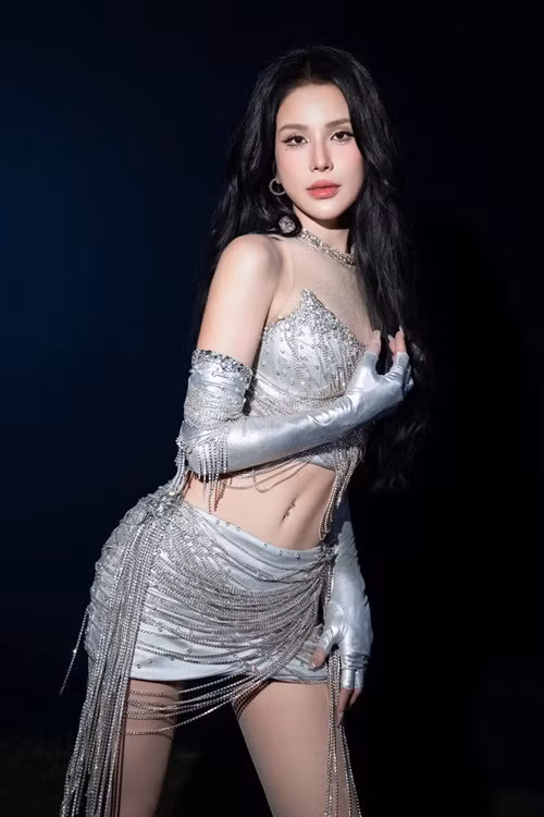  Diệp Lâm Anh vừa xác nhận cô đang hẹn hò. Trên Znews, nữ người mẫu cho biết, cô và bạn trai tìm hiểu được một thời gian nhưng sẽ không công khai mối quan hệ trên truyền thông. Ảnh: FB Diệp Lâm Anh.