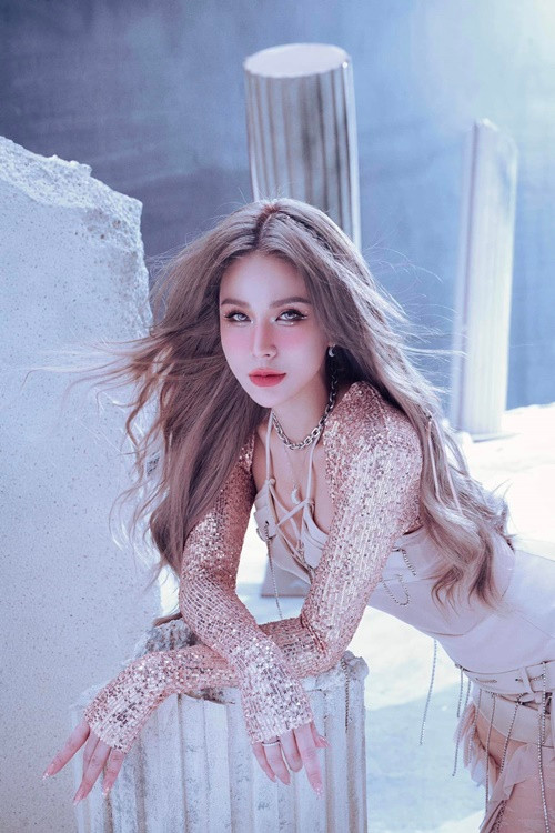 Diệp Lâm Anh nuôi dưỡng con gái, còn con trai giao cho Đức Phạm. Ngoài ra, hội đồng xét xử phúc thẩm ghi nhận sự tự nguyện của chồng cũ Diệp Lâm Anh về việc cấp dưỡng nuôi con gái mỗi tháng 50 triệu đồng. Ảnh: FB Diệp Lâm Anh.