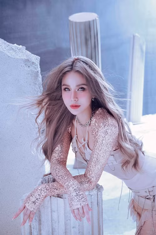 Diệp Lâm Anh nuôi dưỡng con gái, còn con trai giao cho Đức Phạm. Ngoài ra, hội đồng xét xử phúc thẩm ghi nhận sự tự nguyện của chồng cũ Diệp Lâm Anh về việc cấp dưỡng nuôi con gái mỗi tháng 50 triệu đồng. Ảnh: FB Diệp Lâm Anh.