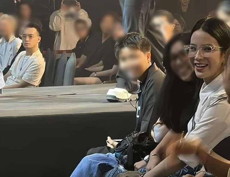 Tháng 9/2024, Đức Phạm đấu giá thành công bức tranh của Diệp Lâm Anh. Tuy nhiên, sau đó, anh gửi lại bức tranh cho nữ người mẫu. Chồng cũ Diệp Lâm Anh chia sẻ: "Buổi chiều này mình có người bạn mời đến buổi đấu giá để ủng hộ bà con ảnh hưởng bão Yagi. Chỉ đơn giản mình mua tất cả những gì được bán đấu giá nhằm ủng hộ bà con”. Ảnh: Thương Hiệu Pháp Luật.