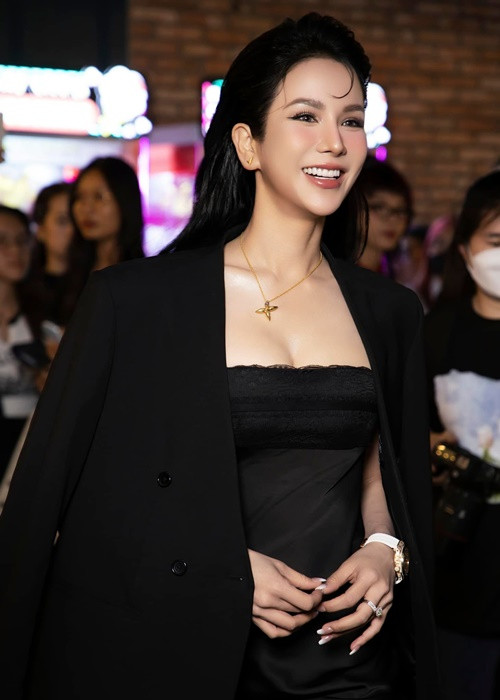 Tháng 6/2024, rộ tin đồn Diệp Lâm Anh có bạn trai mới. Nghi vấn xuất phát từ việc Cường Đô la hỏi Diệp Lâm Anh: “Bạn trai Cún (biệt danh của Diệp Lâm Anh) đâu, dắt ra chào mọi người luôn đi Cún”, phía Diệp Lâm Anh không đáp lại. Ảnh: FB Diệp Lâm Anh.