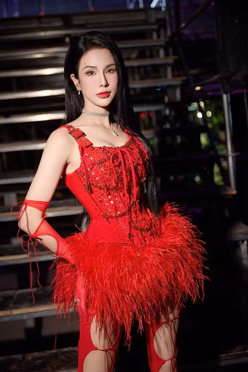 Trên Saostar, nữ người mẫu chia sẻ, người yêu hiện tại kém tuổi cô. Ảnh: FB Diệp Lâm Anh.