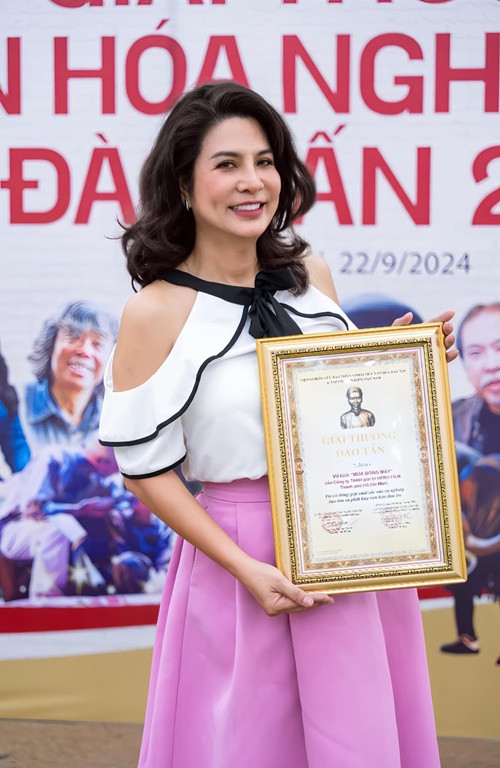 Hồng Ngọc chia sẻ trên Một Thế Giới, cô từng rung động, yêu đơn phương một số chàng trai khi chưa chuyển giới.