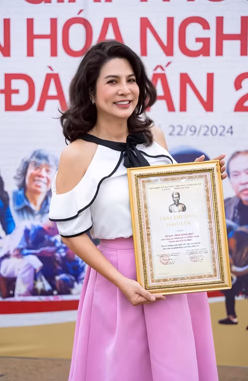 Hồng Ngọc chia sẻ trên Một Thế Giới, cô từng rung động, yêu đơn phương một số chàng trai khi chưa chuyển giới.