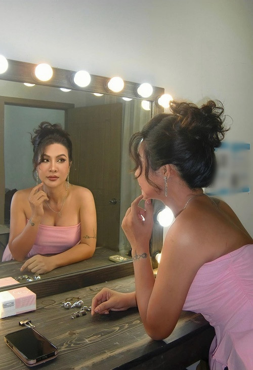 Đạo diễn 7x trang điểm kỹ lưỡng mỗi khi xuất hiện.