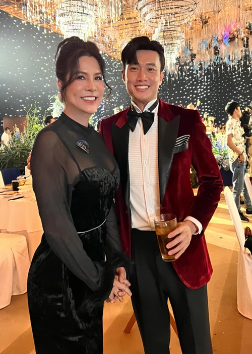 Đạo diễn vở kịch Chuyện tình Bangkok chia sẻ trên Phụ Nữ Việt Nam, khi đã phẫu thuật chuyển giới xong, cô vẫn chưa công khai và tiếp tục ăn mặc như nam giới. Cô đắn đo nhiều vì bản thân làm công tác giảng dạy trong nhà trường, mang nỗi lo sợ không được chấp nhận.