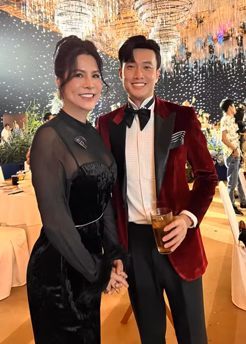 Đạo diễn vở kịch Chuyện tình Bangkok chia sẻ trên Phụ Nữ Việt Nam, khi đã phẫu thuật chuyển giới xong, cô vẫn chưa công khai và tiếp tục ăn mặc như nam giới. Cô đắn đo nhiều vì bản thân làm công tác giảng dạy trong nhà trường, mang nỗi lo sợ không được chấp nhận.