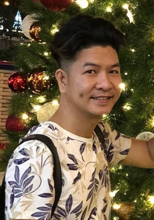 Đạo diễn Ngọc Hùng sinh năm 1977, dàn dựng các vở kịch được nhiều khán giả đón nhận như: Chuyện tình Bangkok, Chuyện hai chàng, Thâm cung nội chiến, Bao giờ mẹ lấy chồng, Mẹ chồng rắc rối. Năm 2022, Ngọc Hùng phẫu thuật chuyển giới, lấy tên Hồng Ngọc.