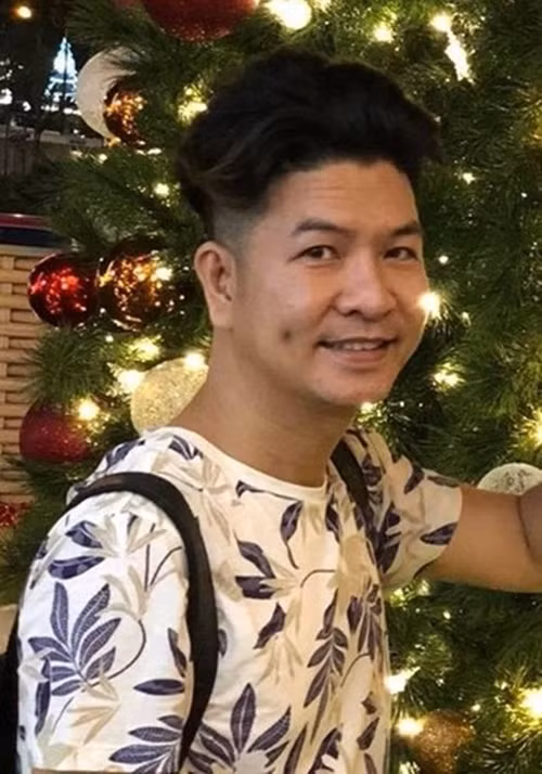 Đạo diễn Ngọc Hùng sinh năm 1977, dàn dựng các vở kịch được nhiều khán giả đón nhận như: Chuyện tình Bangkok, Chuyện hai chàng, Thâm cung nội chiến, Bao giờ mẹ lấy chồng, Mẹ chồng rắc rối. Năm 2022, Ngọc Hùng phẫu thuật chuyển giới, lấy tên Hồng Ngọc.