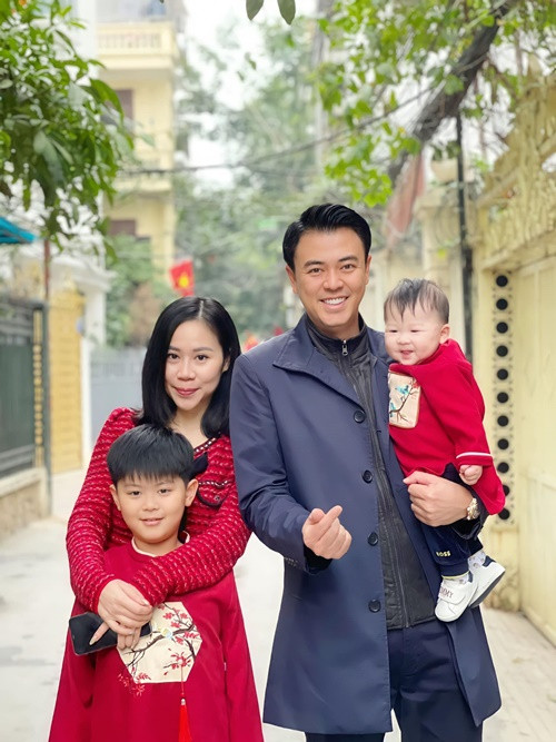 Khi Thanh Huyền vắng nhà, Tuấn Tú nấu ăn, tắm rửa cho các con, chơi với các con. Ảnh: FB Tuấn Tú.