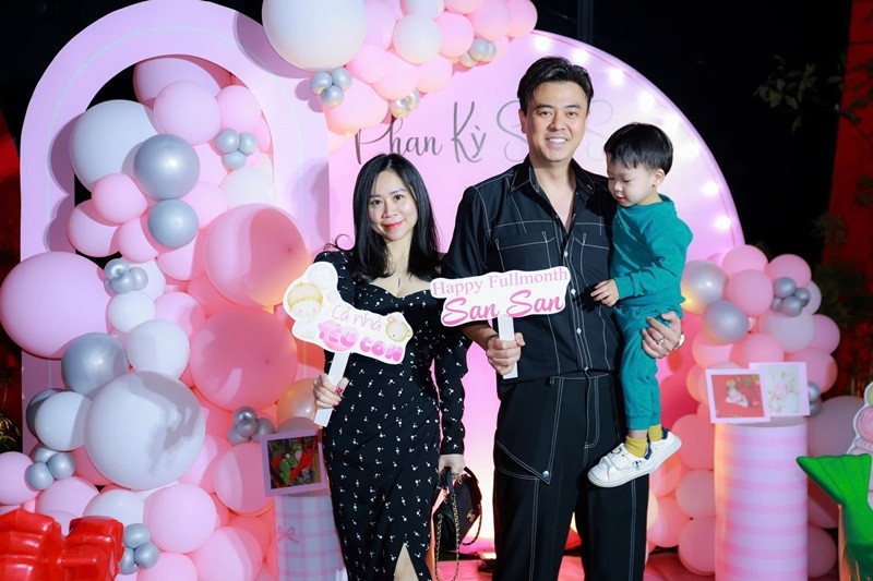 Nhanh chóng, nhiều đồng nghiệp gửi lời chúc mừng vợ chồng Tuấn Tú có thêm con. Tuy nhiên, nam MC phủ nhận. Bé gái là con của Phan Anh - anh trai Tuấn Tú. Ảnh: FB Thanh Huyền. Ảnh: FB Tuấn Tú.