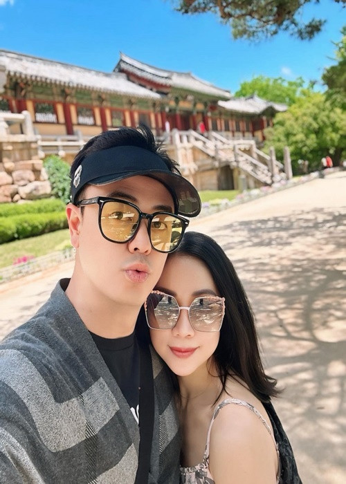 Tuấn Tú và vợ gia thế "khủng" thường xuyên đi du lịch hâm nóng tình cảm. Ảnh: FB Thanh Huyền.