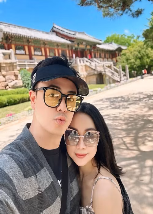 Tuấn Tú và vợ gia thế "khủng" thường xuyên đi du lịch hâm nóng tình cảm. Ảnh: FB Thanh Huyền.