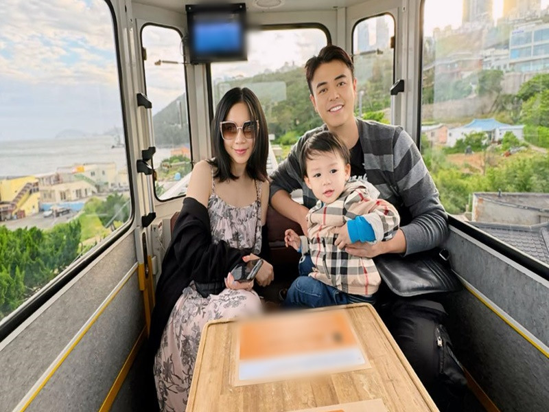 Tuấn Tú hiện tại thoải mái đăng tải hình ảnh gia đình. Trước đây, trong thời gian không hoạt động nghệ thuật, anh giữ kín hình ảnh tổ ấm nhỏ. Ảnh: FB Tuấn Tú.