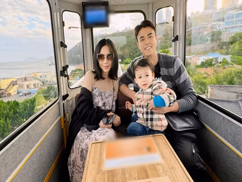 Tuấn Tú hiện tại thoải mái đăng tải hình ảnh gia đình. Trước đây, trong thời gian không hoạt động nghệ thuật, anh giữ kín hình ảnh tổ ấm nhỏ. Ảnh: FB Tuấn Tú.