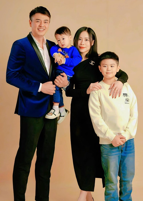 Bé Pizza và bé Rio - hai con trai của Tuấn Tú sở hữu những nét đẹp của bố mẹ. Ảnh: FB Tuấn Tú.